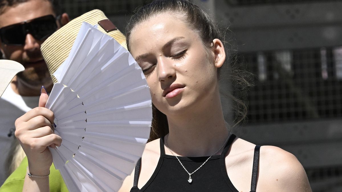 Caldo record, più malori anche in spiaggia e due morti | Boom di chiamate al numero di emergenza 1500 (+40%)
