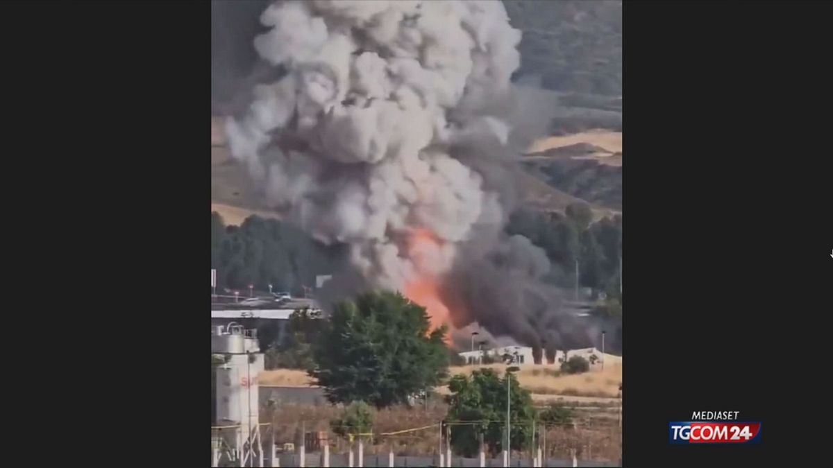 Nube tossica in Spagna: incendio in una fabbrica di litio