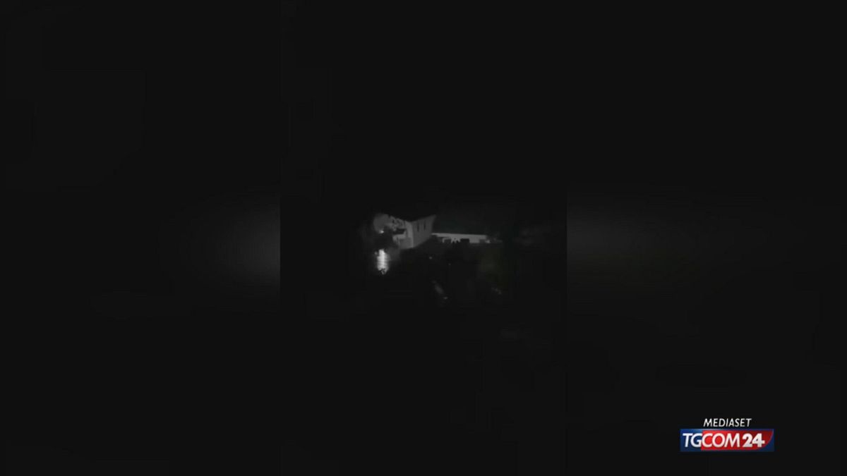 In Texas una casa trascinata dal fiume con dentro le persone