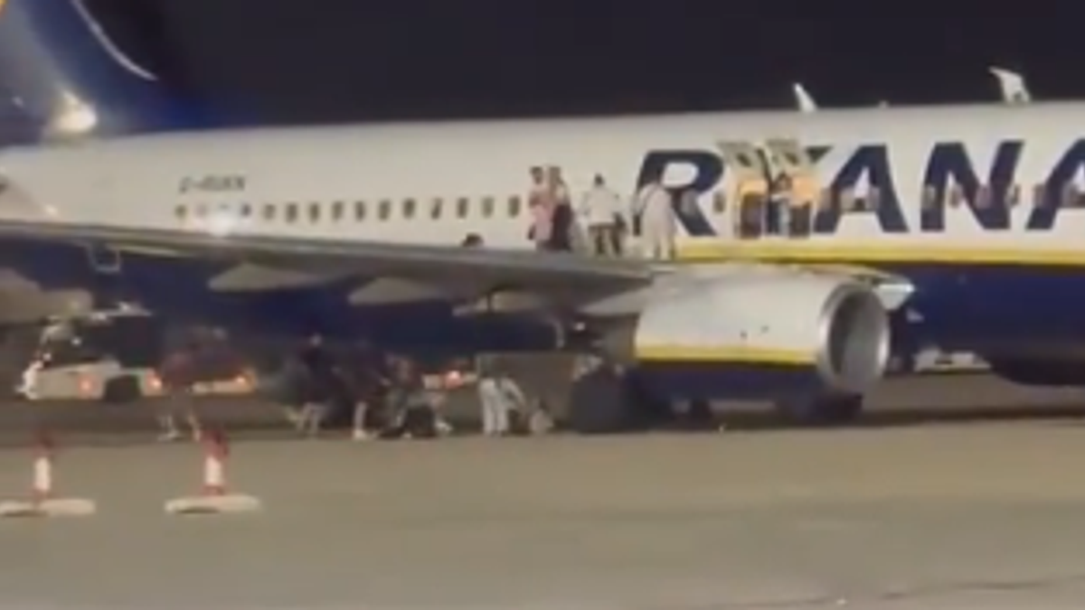 Palma di Maiorca, allarme incendio su un aereo Ryanair: 18 feriti