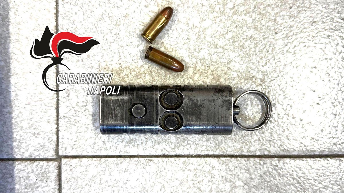 Napoli, "pistola portachiavi" sul comodino di casa: scoperta una nuova arma