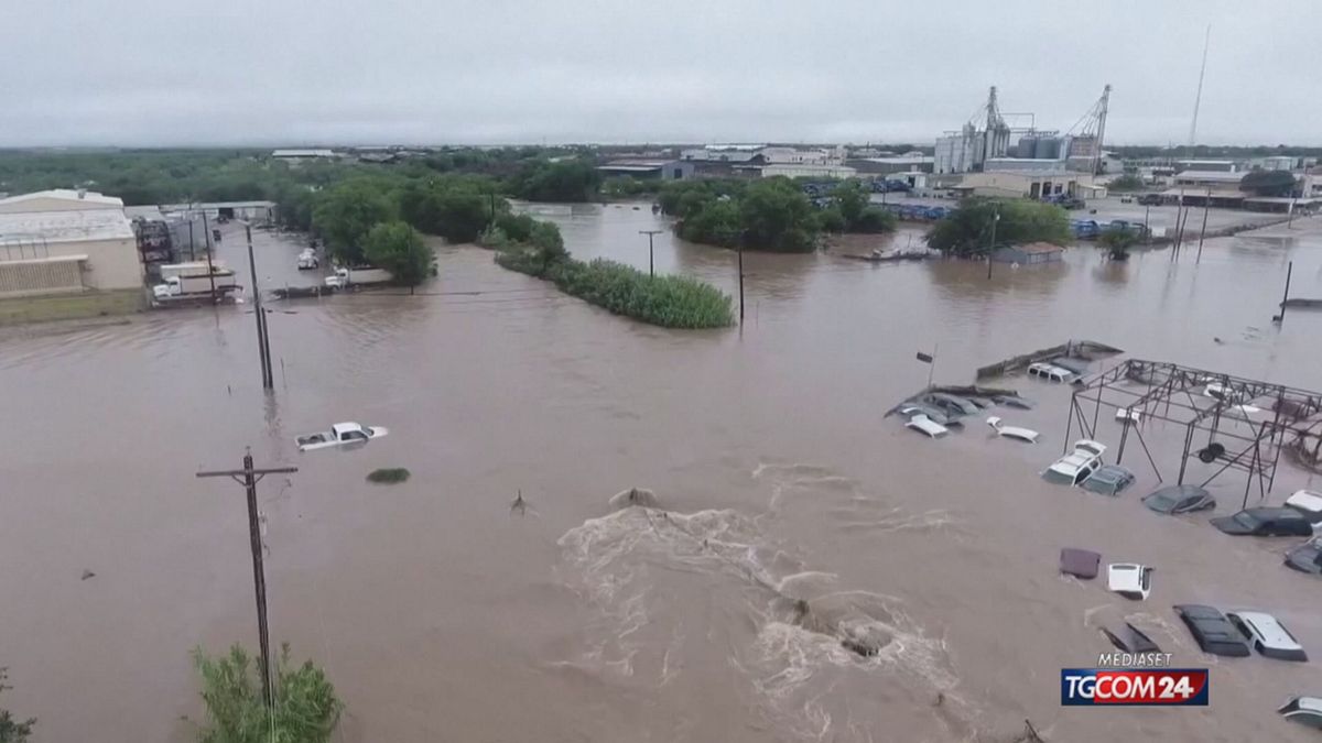 Inondazioni Texas, si cercano i dispersi con elicotteri e droni