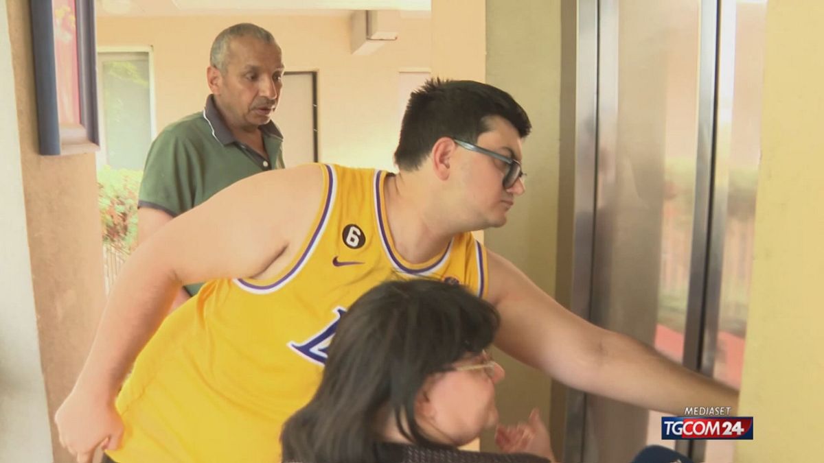 milano ascensore rotto da 40 giorni anziani e disabili bloccati in casa