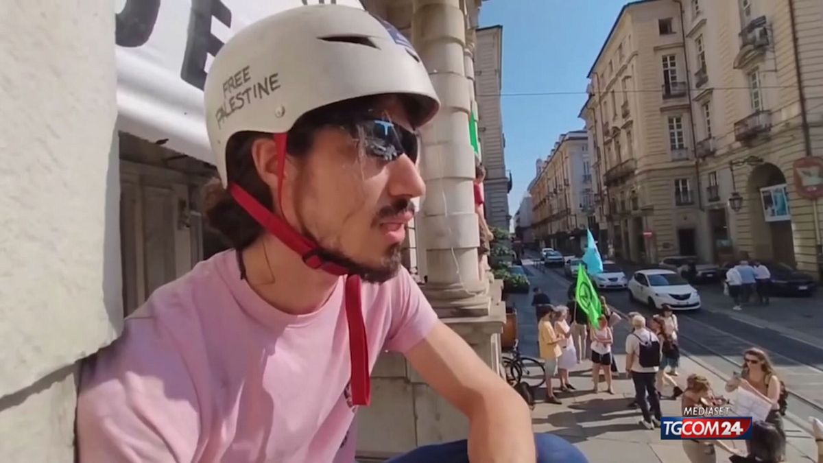 Torino, bandiere palestinesi sulle statue davanti al Comune