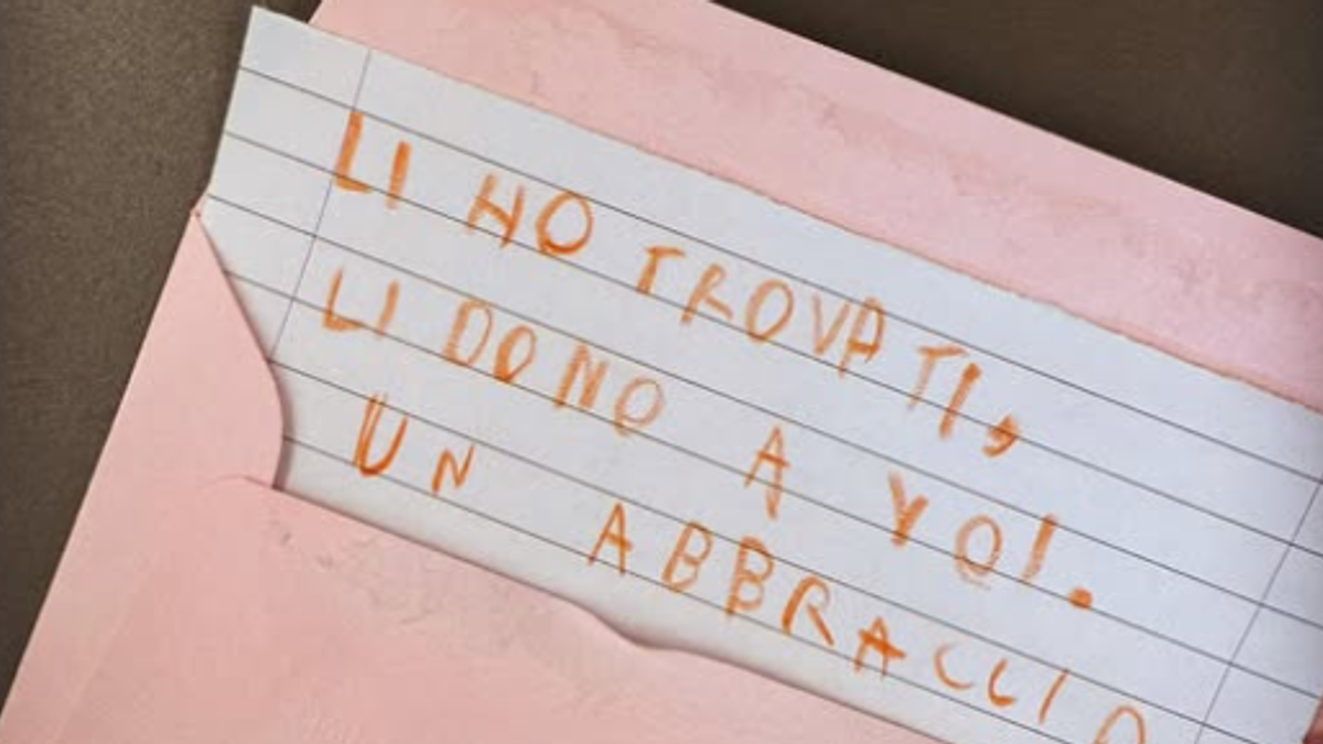 Reggio Emilia, bimbo trova soldi per strada e li dona alla Caritas: "Un segno che ci dà fiducia nel futuro"