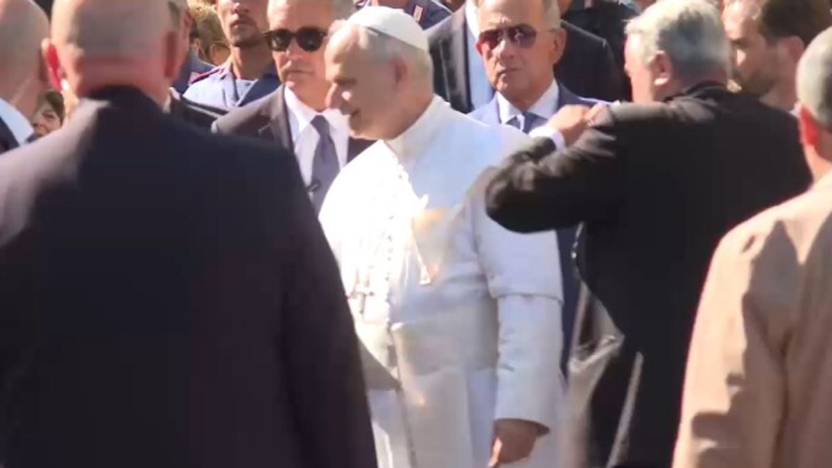 Il Papa arriva a piedi a Castel Gandolfo