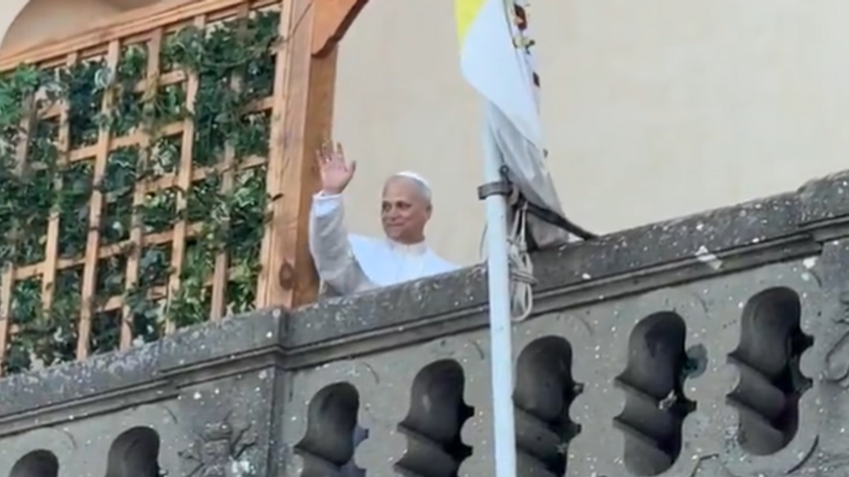 Papa a Castel Gandolfo, il saluto dal balcone