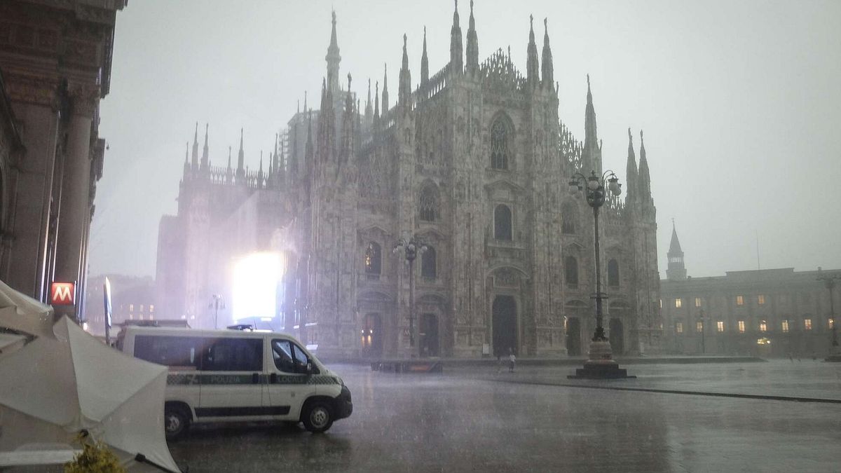 Maltempo, violento temporale a Milano | Cade un albero, una donna morta e due feriti | Treno Italo colpito da un fulmine, fermo sulla Milano Bologna