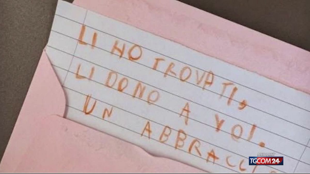 Reggio Emilia, bimbo trova soldi per strada e li dona alla Caritas