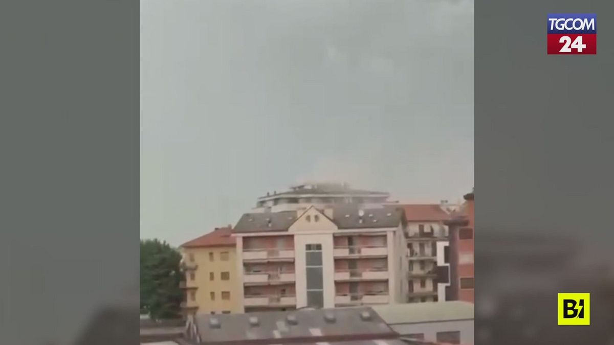 Novara, la furia del vento scoperchia un tetto in pieno centro