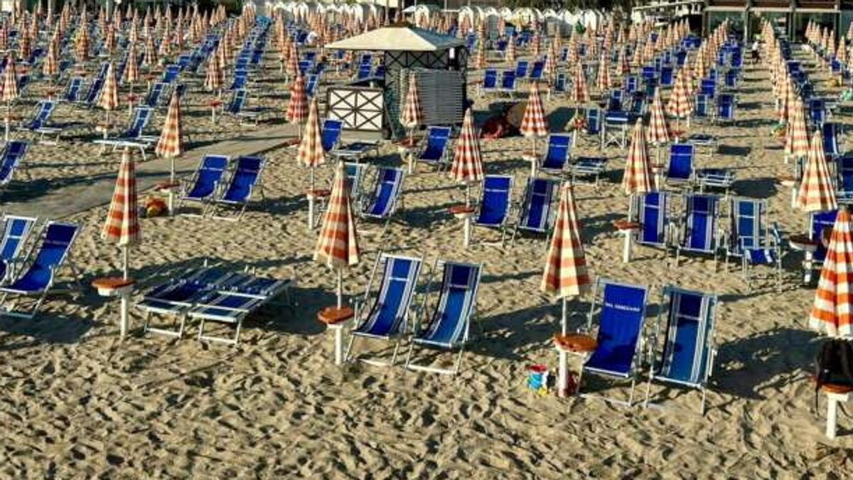Lidi ferraresi, i maranza devastano le spiagge: la denuncia del titolare di uno degli stabilimenti balneari