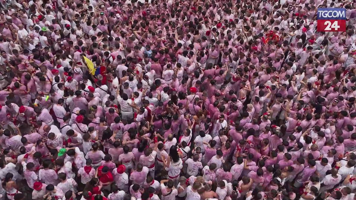 Pamplona, inizia la festa di San Fermin: migliaia in piazza prima della corsa dei tori