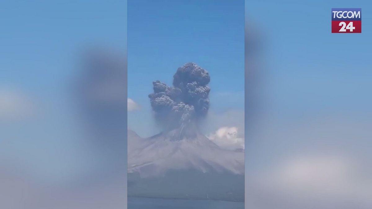 Indonesia, nuova eruzione del vulcano Lewotobi: colonna di cenere alta 18 km