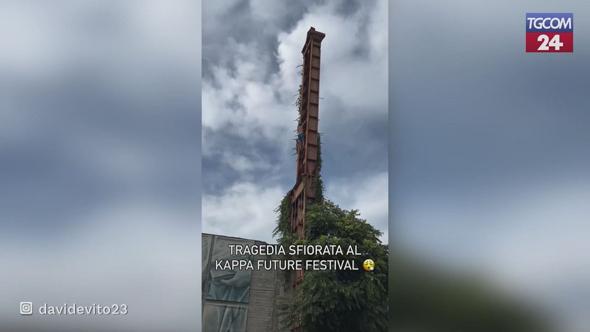 Torino, ragazzo si arrampica su un pilastro durante il Kappa FuturFestival