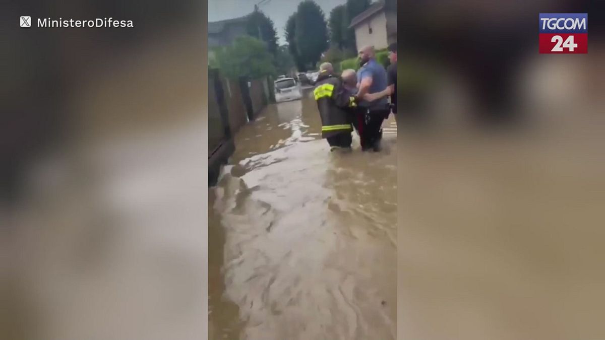 Esonda il Seveso: il salvataggio degli anziani bloccati in casa