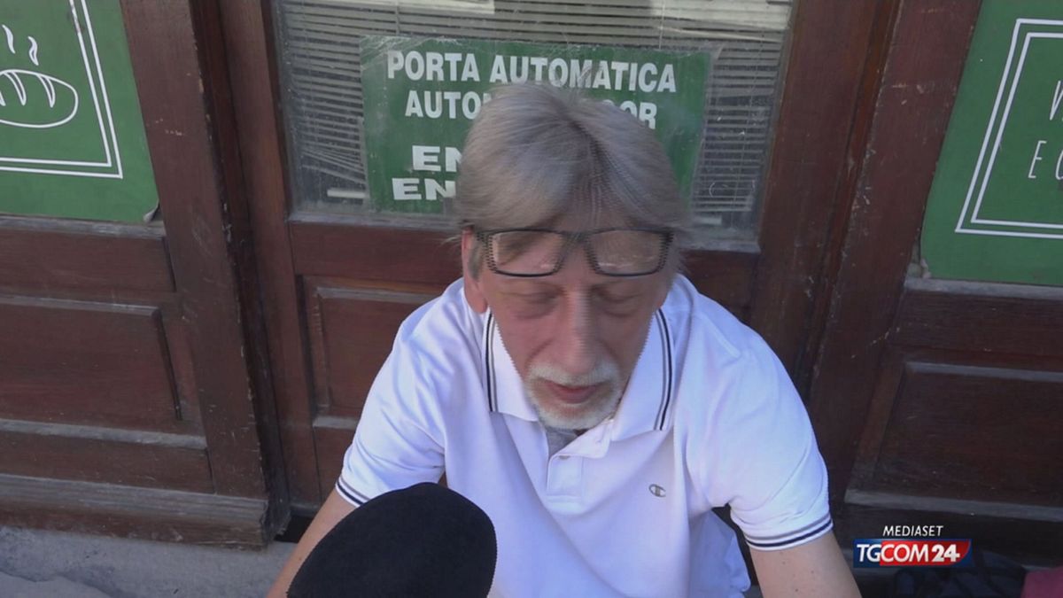 A Cortona le scritte "Tourists go home"