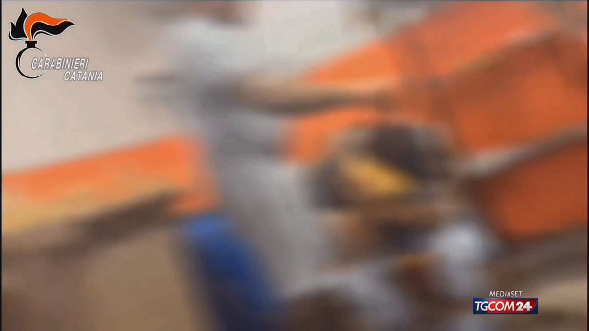 Mancano i soldi della droga e viene torturato: tre arresti