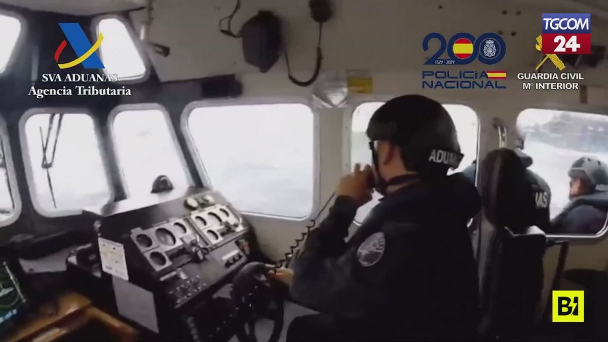 Canarie, veliero in fiamme: i trafficanti danno fuoco alla droga per sfuggire alla cattura