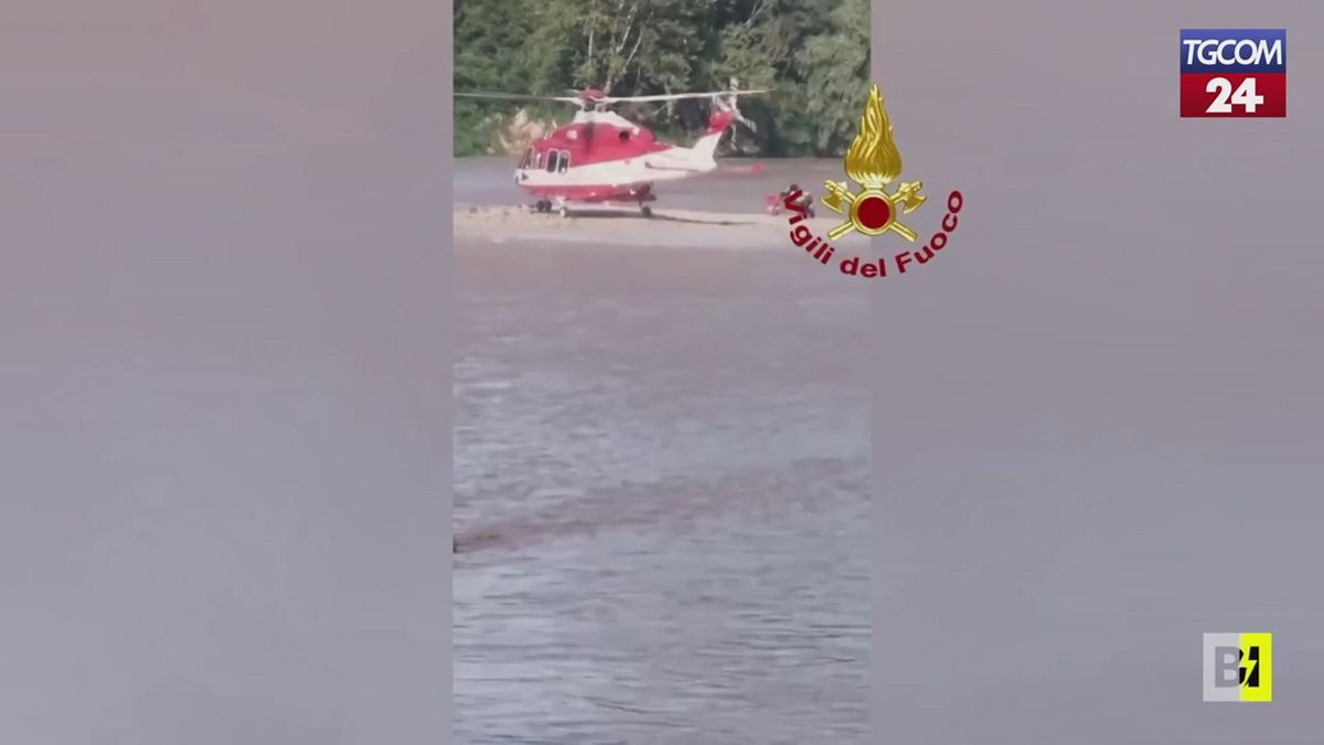 piave in piena il salvataggio di 7 ragazzi bloccati su un isolotto