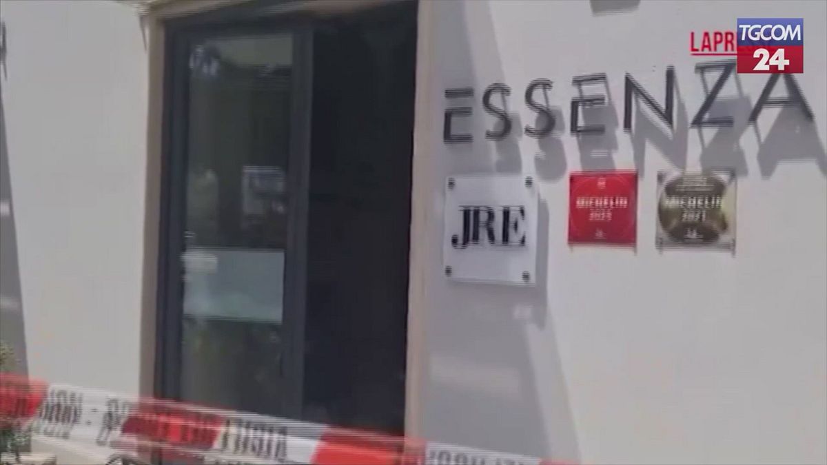 terracina crolla il solaio di un ristorante stellato le macerie davanti al locale