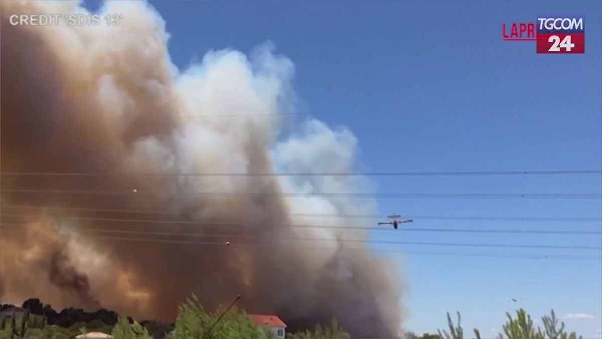 Marsiglia, voli sospesi a causa di un incendio che sta devastando la città