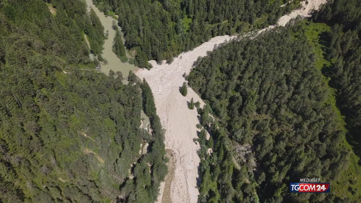 il maltempo non molla l italia si muove la frana in cadore