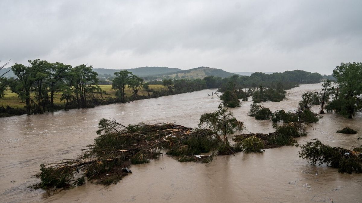 Alluvioni in Texas, governatore: "Almeno 111 morti e 161 dispersi"