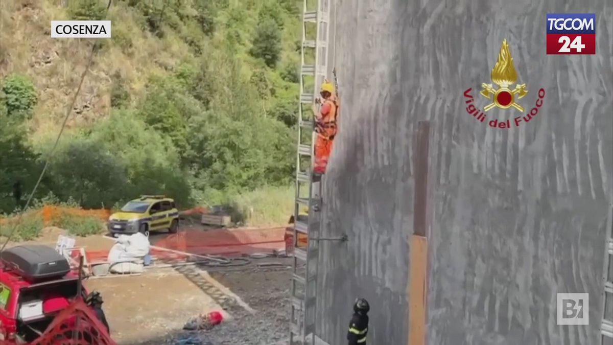 cosenza operai bloccati durante lavori a piloni autostradali le immagini dei soccorsi