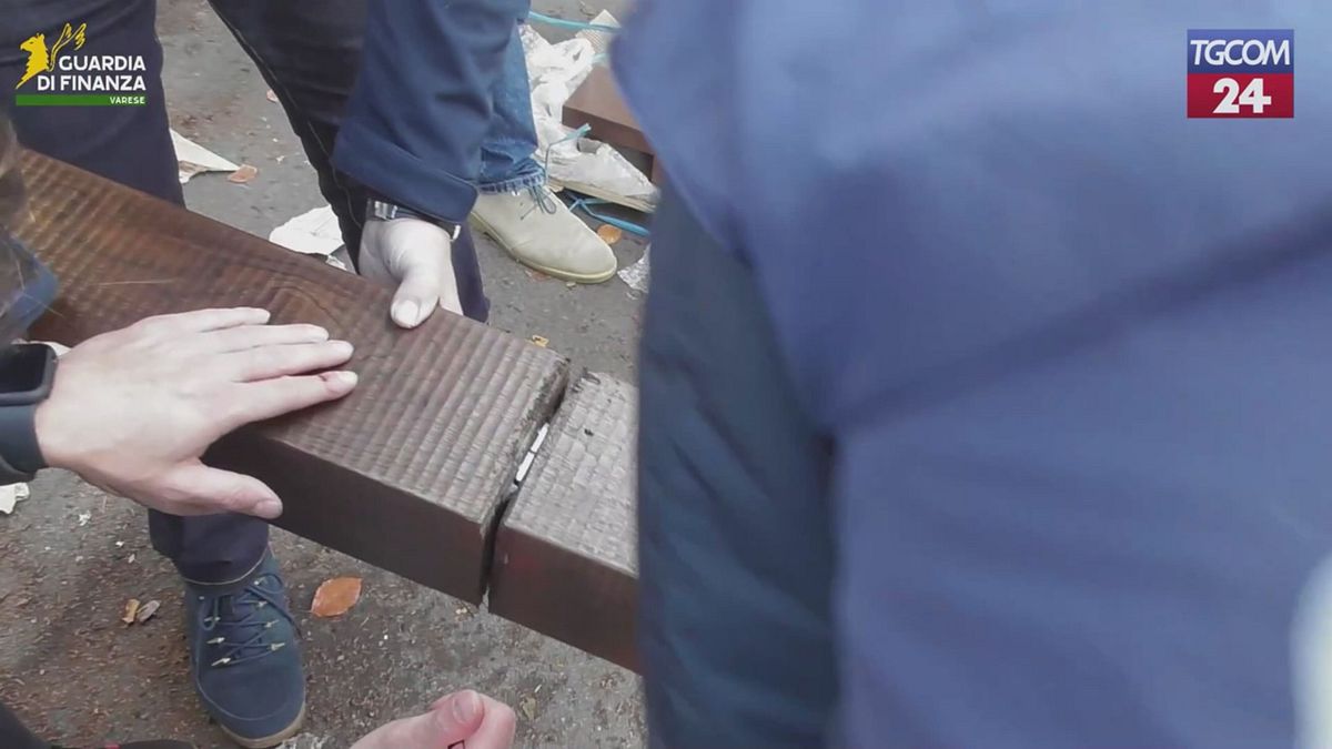 Varese, droga nascosta in mobili: sequestrati 115 kg di cocaina pura