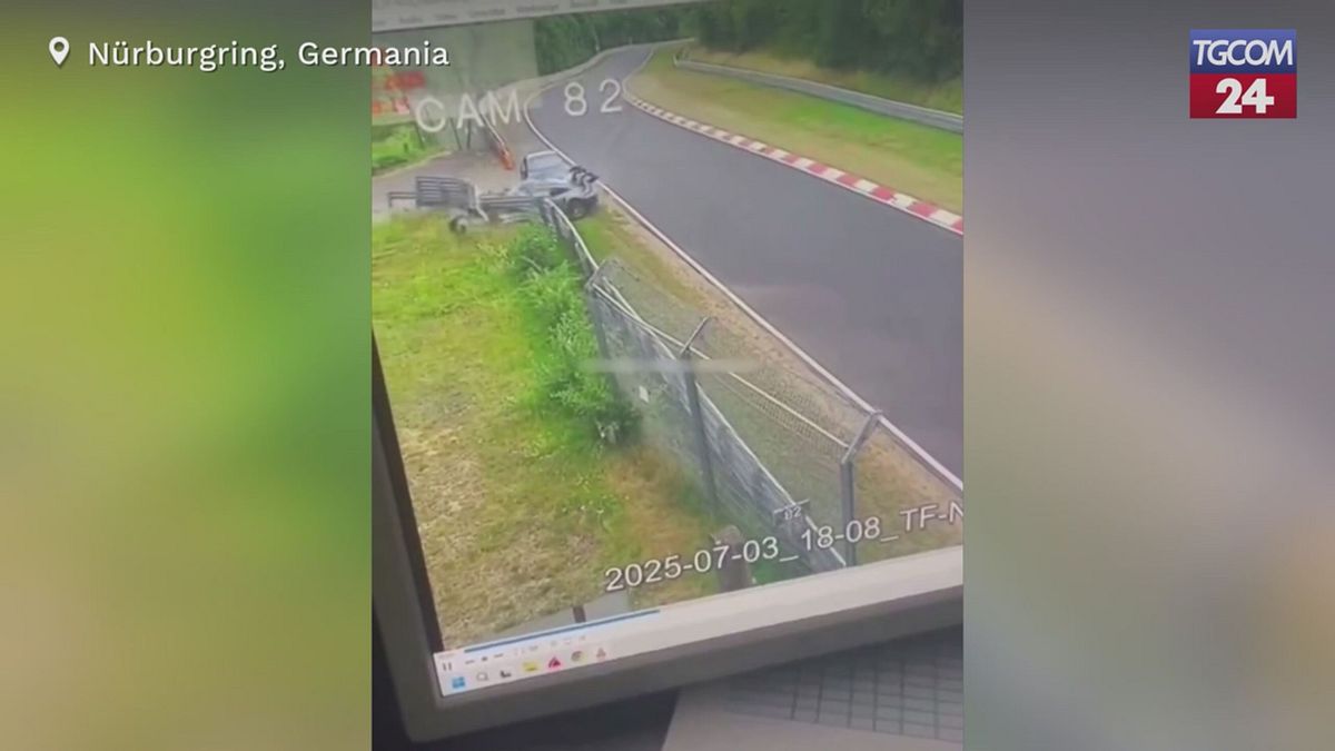 Germania, scontro ad alta velocità al Nürburgring: due auto sportive si schiantano in pista