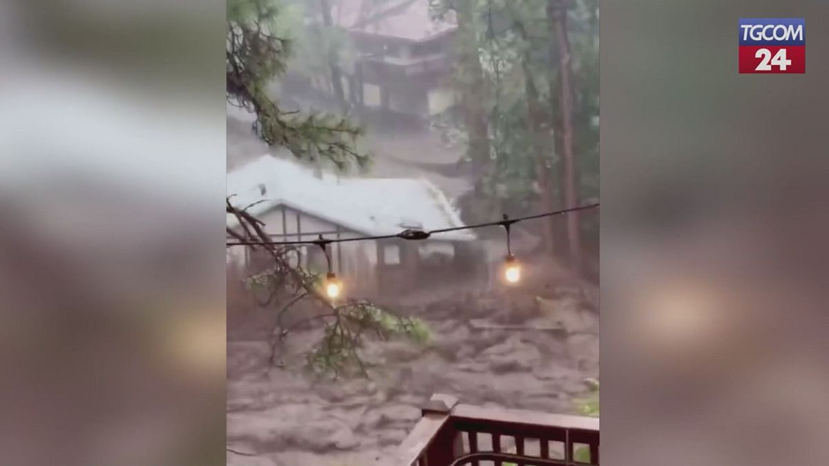 alluvione in new mexico casa trascinata via dalla piena del fiume