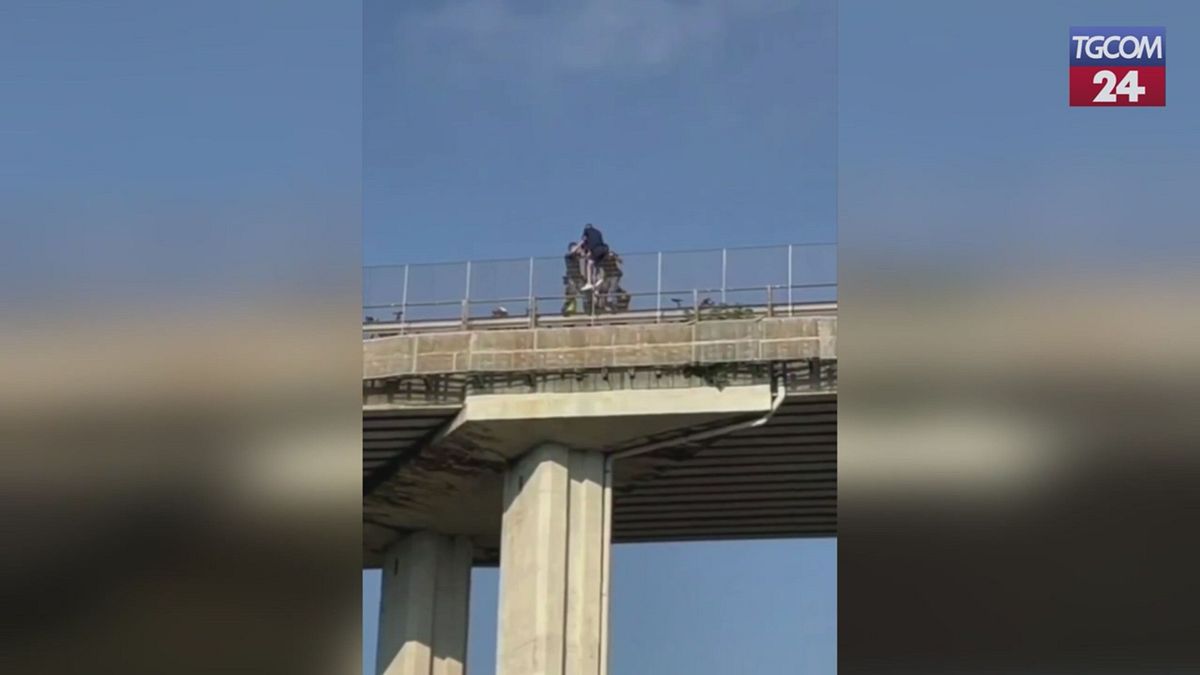 Lecce, scavalca le barriere di un viadotto per lanciarsi nel vuoto: fermato da due poliziotti