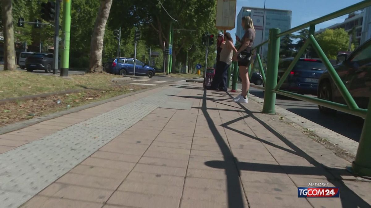 Uomo accoltellato per rapina a Milano: grave in ospedale