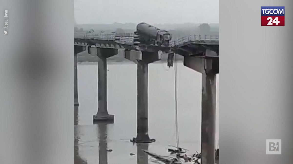 India, crolla ponte nel Gujarat e i veicoli di passaggio precipitano nel fiume: almeno 9 morti
