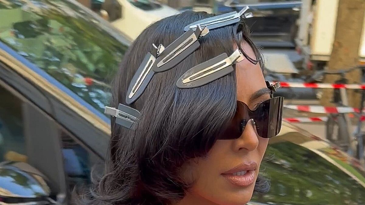 Kim Kardashian Riscrive le Regole del Glamour: Il Ritorno delle Mollette da Parrucchiere che Conquista il Red Carpet
