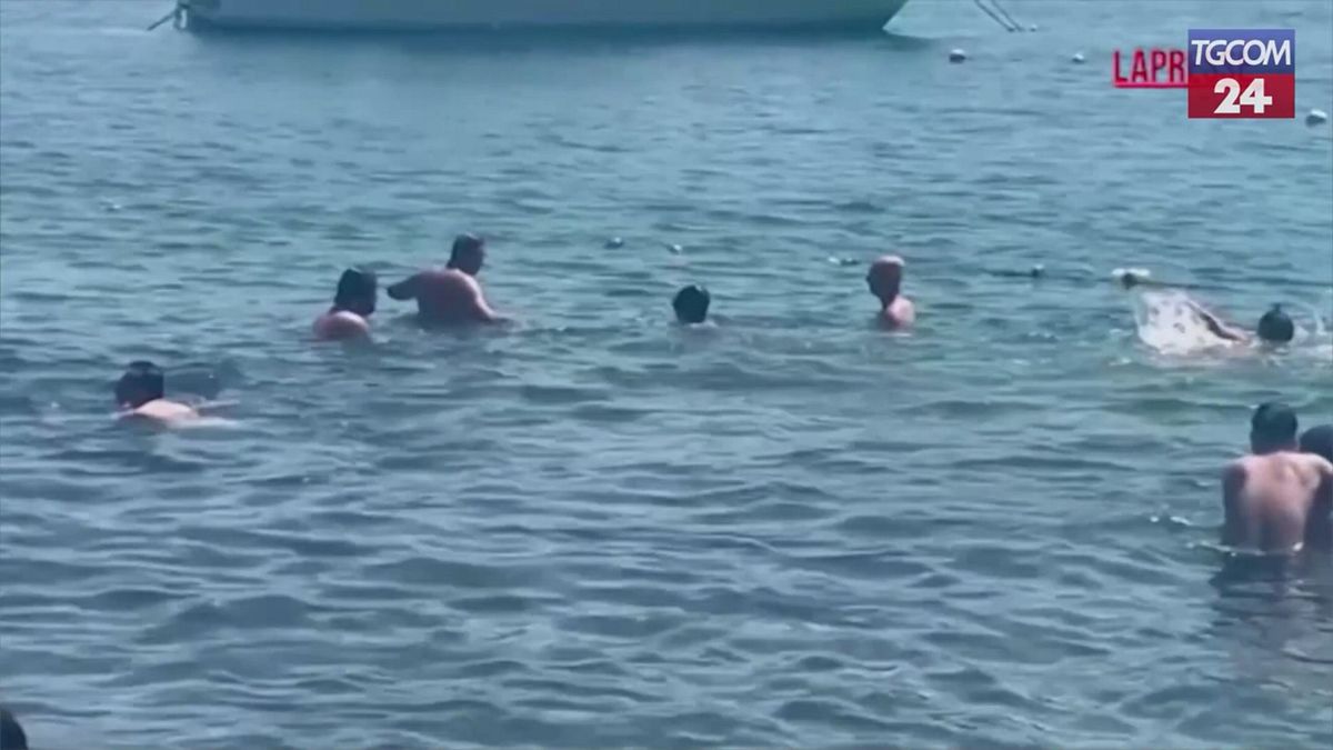 caldo torrido in turchia tuffi nel bosforo per rinfrescarsi