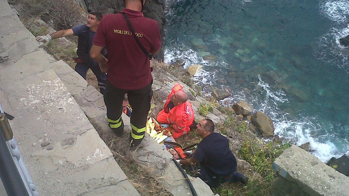 si lancia dalla via dell8217amore dopo un litigio con la fidanzata turista muore a riomaggiore