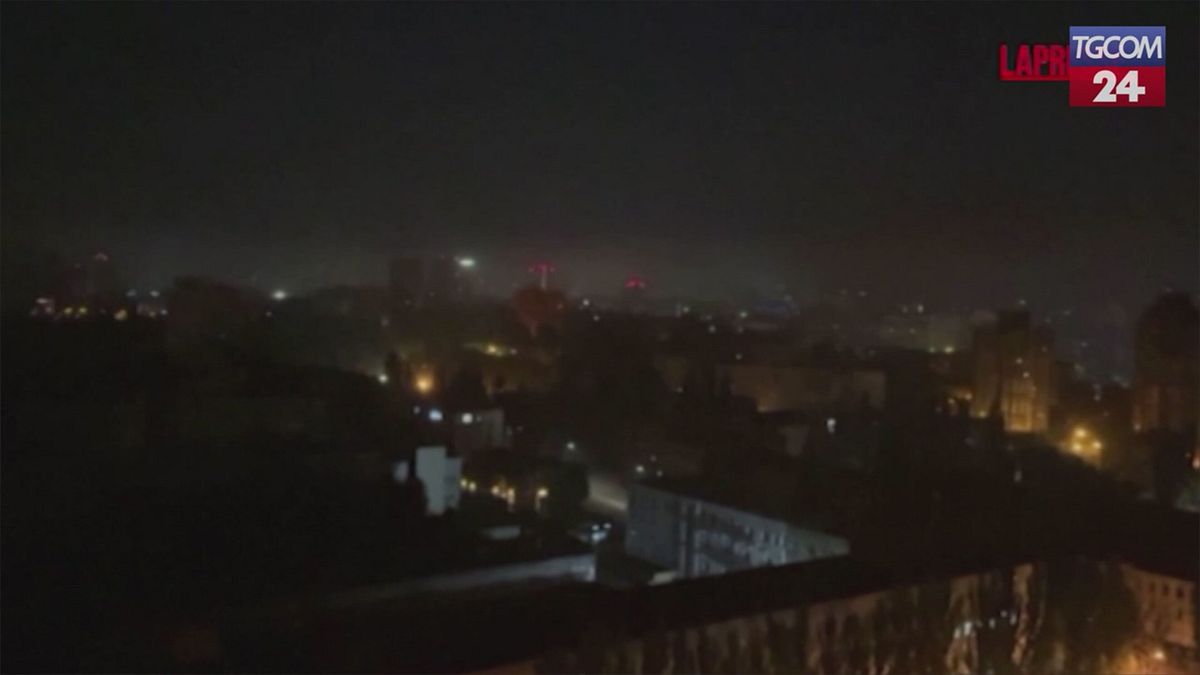 ucraina massiccio attacco russo su kiev il video delle esplosioni