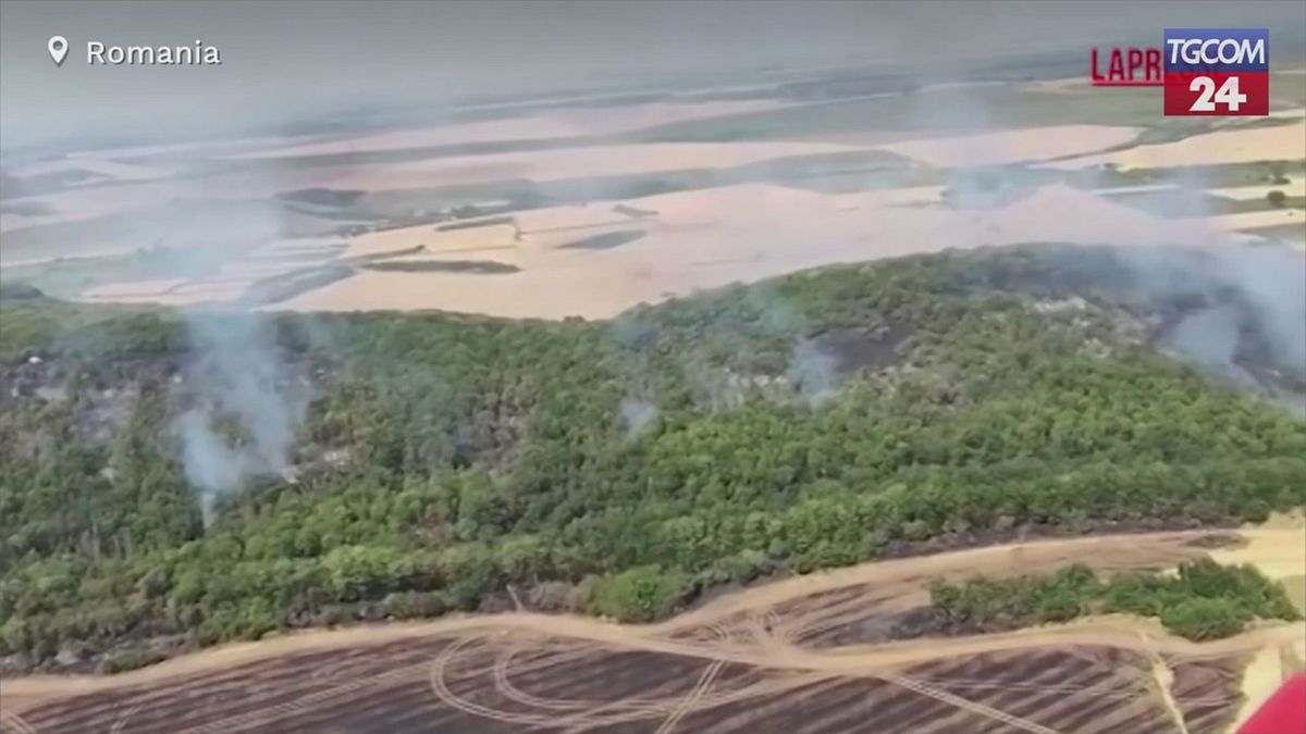 Romania, in azione gli elicotteri per spegnere gli incendi