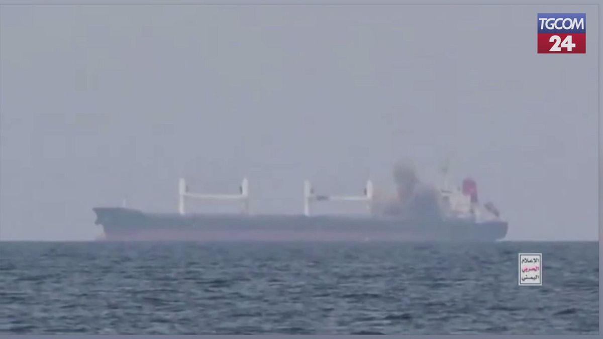 mar rosso houthi diffondono il video dell attacco alla nave cargo affondata la eternity c