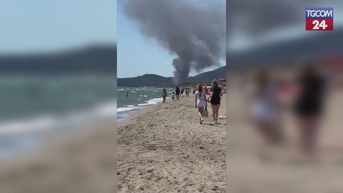 Pineta in fiamme nel Grossetano, in centinaia scappano in spiaggia