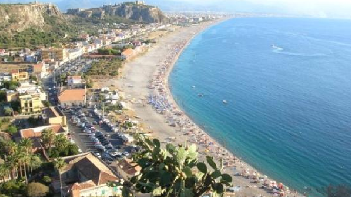 Orrore a Milazzo: cadavere trovato in un sacco di plastica vicino a una spiaggia