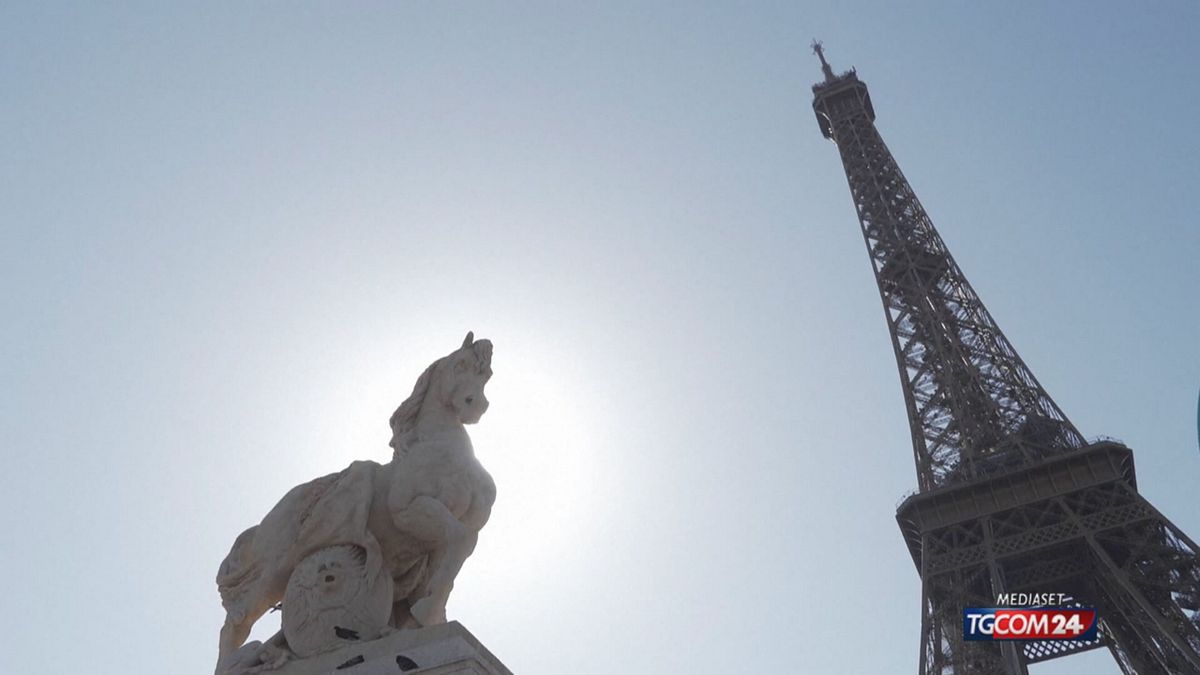 Francia, si gettano dalla Torre Eiffel col paracadute