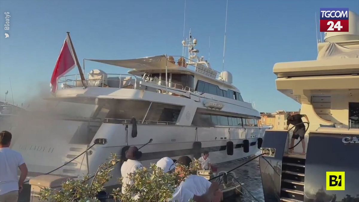 sainttropez a fuoco il mega yacht da 80mila euro a settimana