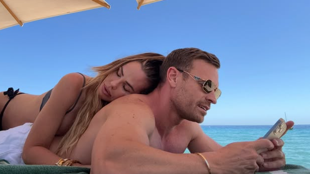 Ilany Blasi güneş altında Bastian Muller'e yapışıyor