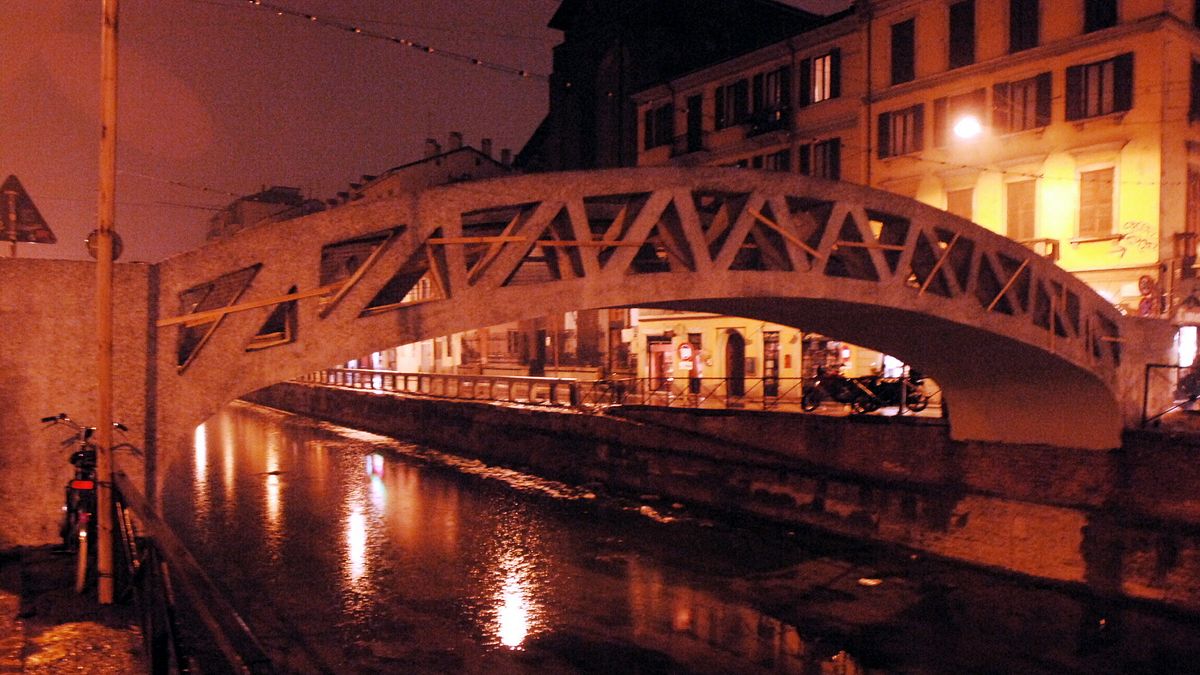corsico milano esce di strada e finisce nel naviglio muore a 24 anni dopo una serata con amici