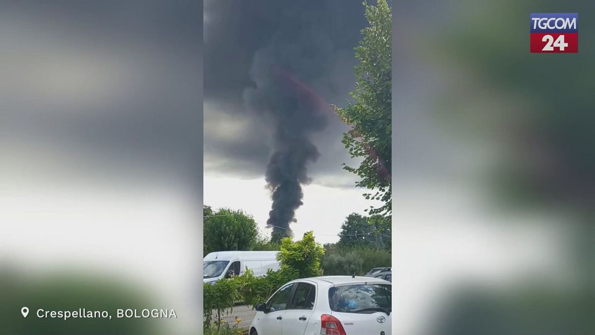 Bologna, autocisterna di Gpl esplode dopo un incidente