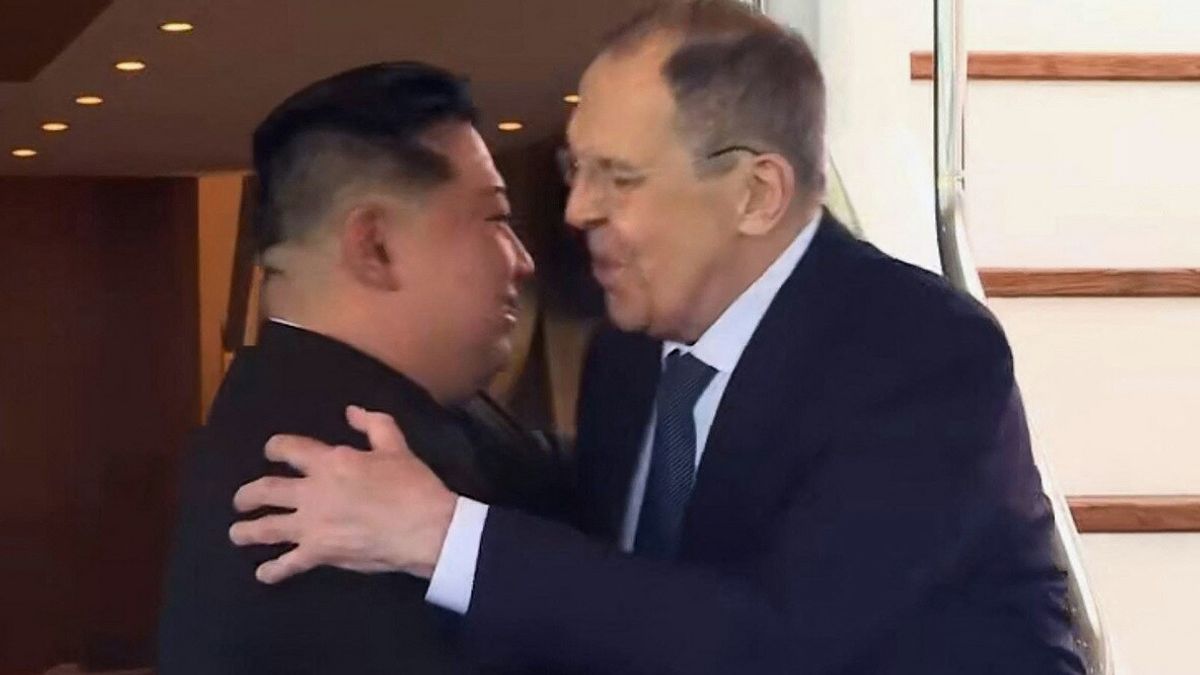 Ucraina, Lavrov incontra Kim Jong Un: "Rafforzata cooperazione militare Russia Corea del Nord" | Sei morti per gli attacchi russi