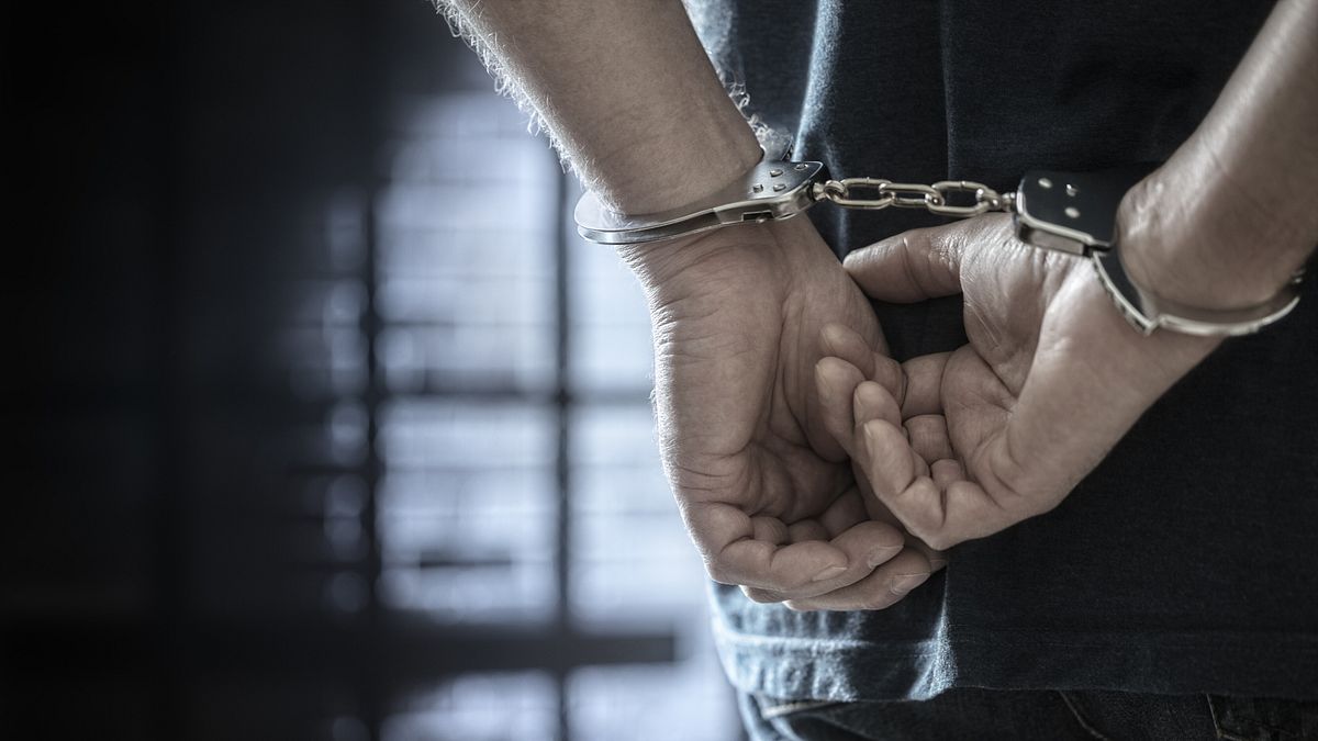 Prato, il re dei narcos cinesi come Houdini: si libera delle manette e scappa dalla Polizia