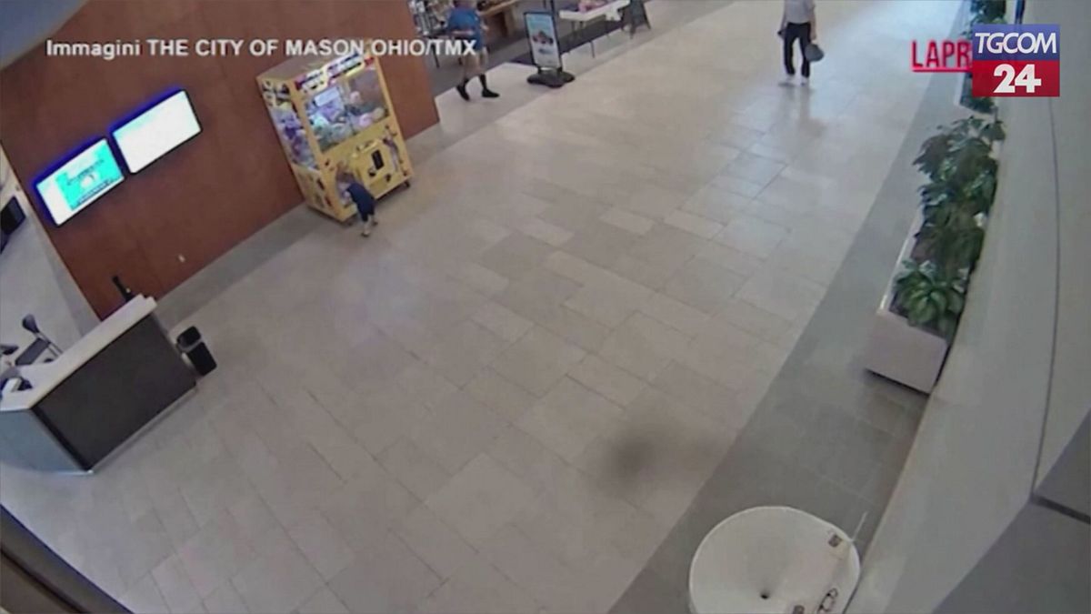 usa bimbo rimane intrappolato nella macchina acchiappa peluche